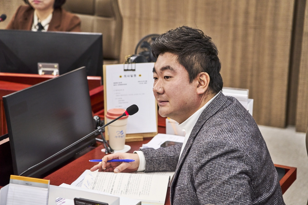 장한별 의원이 9일 제388회 경기도의회 임시회 교육행정위원회 상임위 업무보고에서 경기도교육청 운영지원과에 정보공개제도의 명확한 기준 마련과 체계적인 운영을 주문하고 있다.(사진=경기도의회)