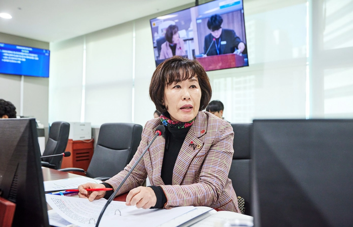 이채영 의원이 열린 제388회 임시회 경제노동위원회 사회혁신경제국 및 노동국 업무보고에서 잦은 간부 교체로 정책 연속성 문제를 지적하고 성과와 책임 중심의 정책 운영 전환을 주문하고 있다.(사진=경기도의회)