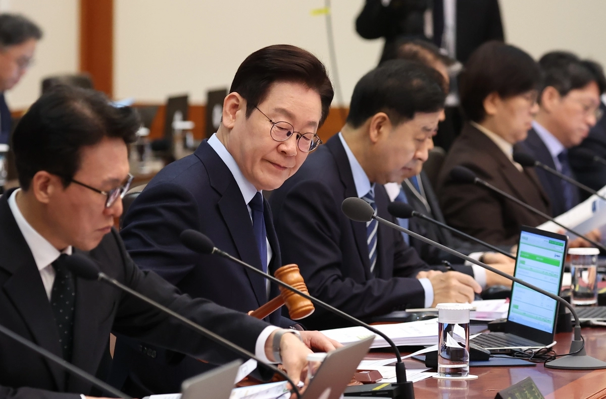 이재명 대통령이 10일 청와대에서 의사봉을 두드리며 국무회의 개회를 선언하고 있다. 2026.2.10 연합뉴스