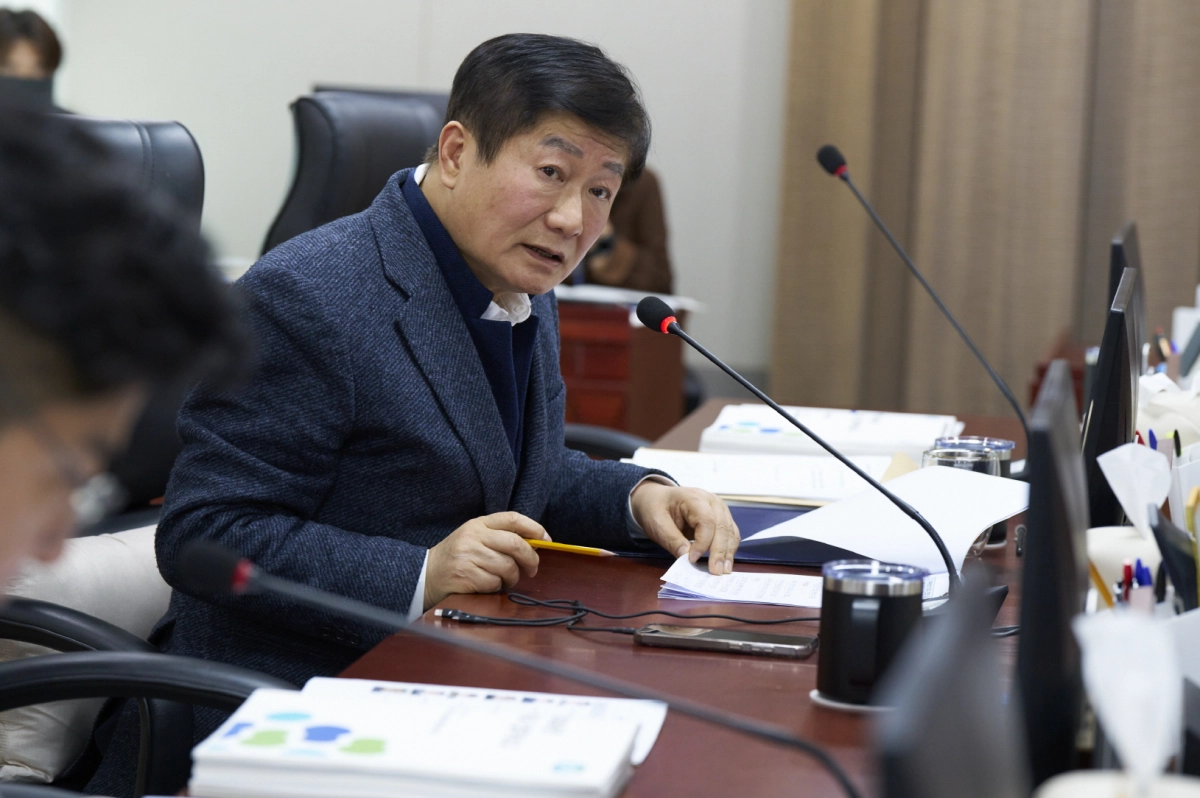 김상곤 의원이 9일 제388회 임시회에서 미래성장산업국으로부터 2026년 업무보고를 받고 기업지원사업 구조 점검과 스마트공장·제조로봇 사업의 성과관리 강화를 주문하고 있다.(사진=경기도의회)
