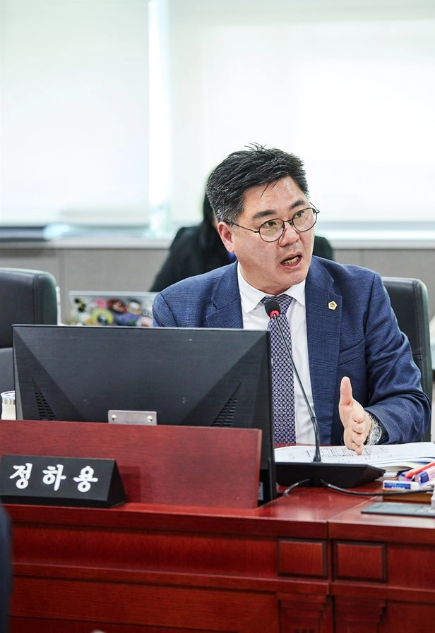 정하용 의원이 9일 열린 제388회 임시회 제2회 경제노동위원회 노동국 업무보고에서 노동복지센터 운영·잦은 인사이동 문제를 지적하고 구조적 개선을 주문하고 있다.(사진=경기도의회)