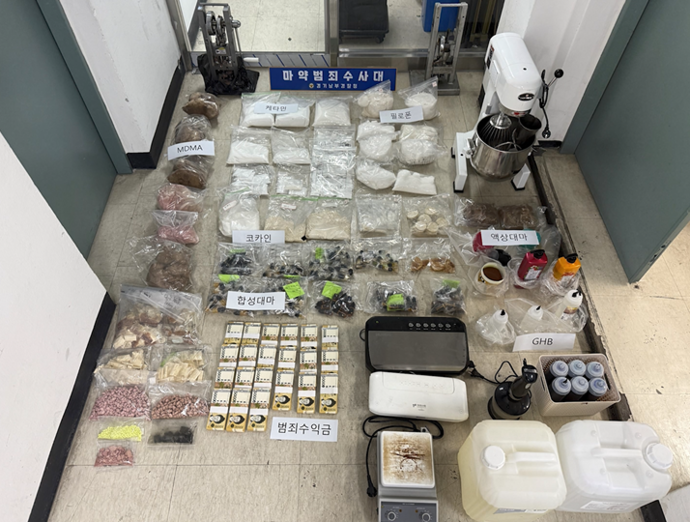 동남아발 마약 제조·유통 점조직으로부터 압수한 마약류와 범죄수익금(경기남부경찰청 제공)