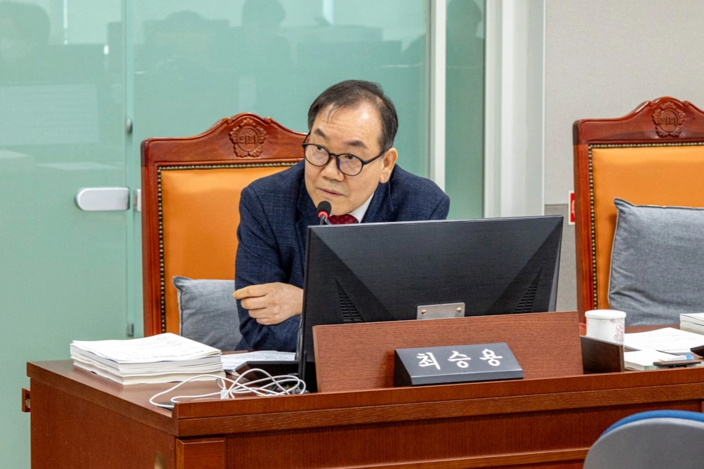최승용 의원이 9일 상임위 업무보고에서 도시주택실을 상대로 질의하고 있다.(사진=경기도의회)