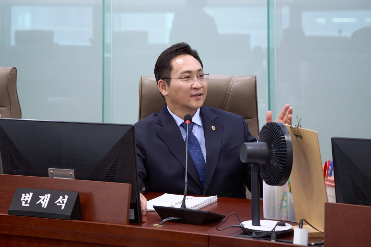 변재석 의원이 9일 상임위 업무보고에서 행정국을 상대로 질의하고 있다.(사진=경기도의회)