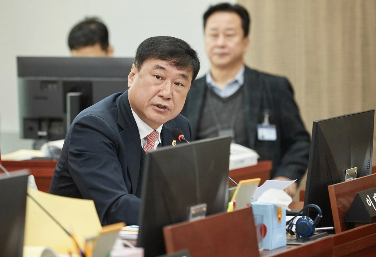 이택수 의원이 9일 상임위 업무보고에서 대상 기관을 상대로 질의하고 있다.(사진=경기도의회)