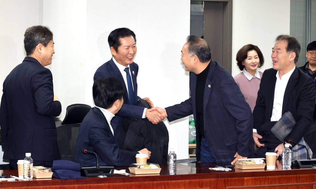 정청래 대표, 재선 의원들과 인사