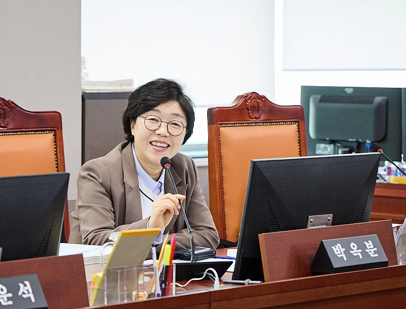 박옥분 의원이 9일 상임위 업무보고에서 대상 기관을 상대로 질의하고 있다.(사진=경기도의회)