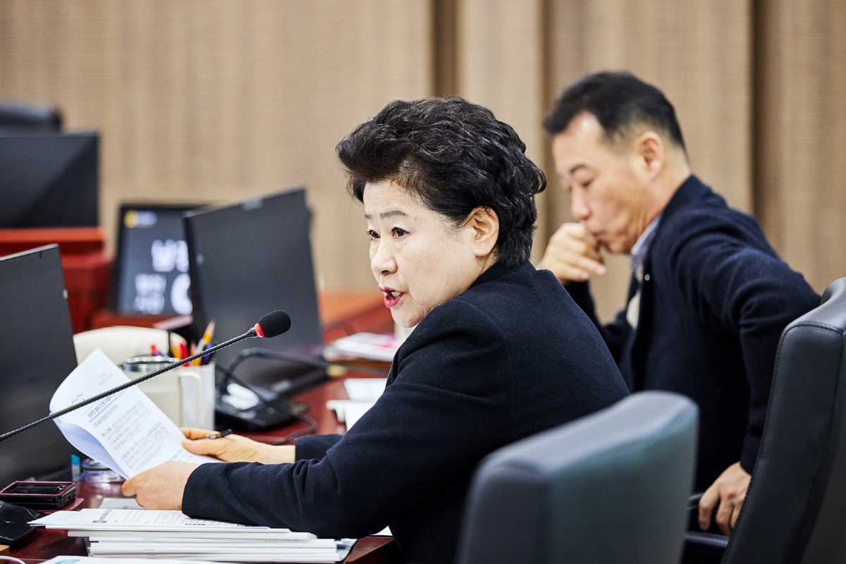 남경순 의원이 9일 상임위 업무보고에서 대상 기관을 상대로 질의하고 있다.(사진=경기도의회)