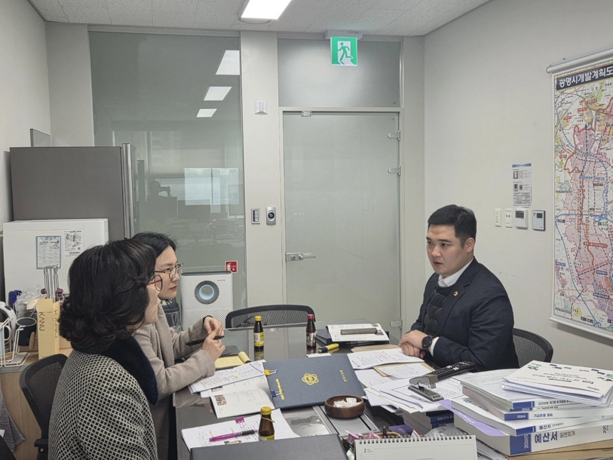 최민 의원이 9일 경기도일자리재단 관계자들과 함께 정담회를 갖고 경기도기술학교의 전문성 강화를 위해 미래 산업 변화 맞춤형 교육 혁신 방안을 논의하고 있다.(사진=경기도의회)