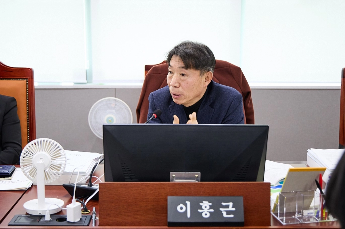 이홍근 의원이 9일 열린 상임위 업무보고에서 대상 기관을 상대로 질의하고 있다.(사진=경기도의회)