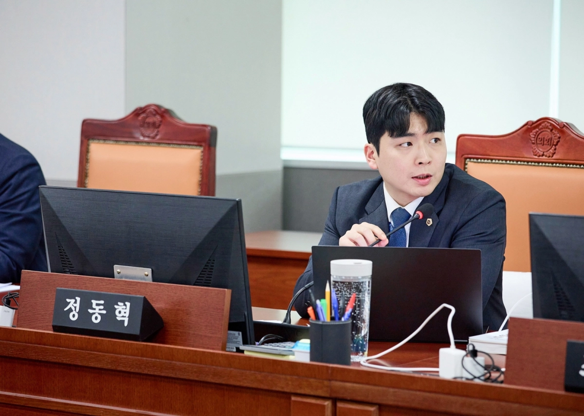 정동혁 의원이 9일 상임위 업무보고에서 대상 기관을 상대로 질의하고 있다.(사진=경기도의회)