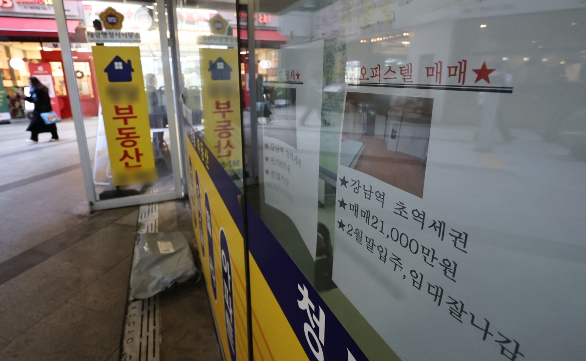 서울 오피스텔 가격이 12개월 연속 상승한 지난달 27일 서울 강남구 오피스텔 밀집 지역의 한 부동산중개업소에 오피스텔 매물 시세표가 붙어있다. 연합뉴스