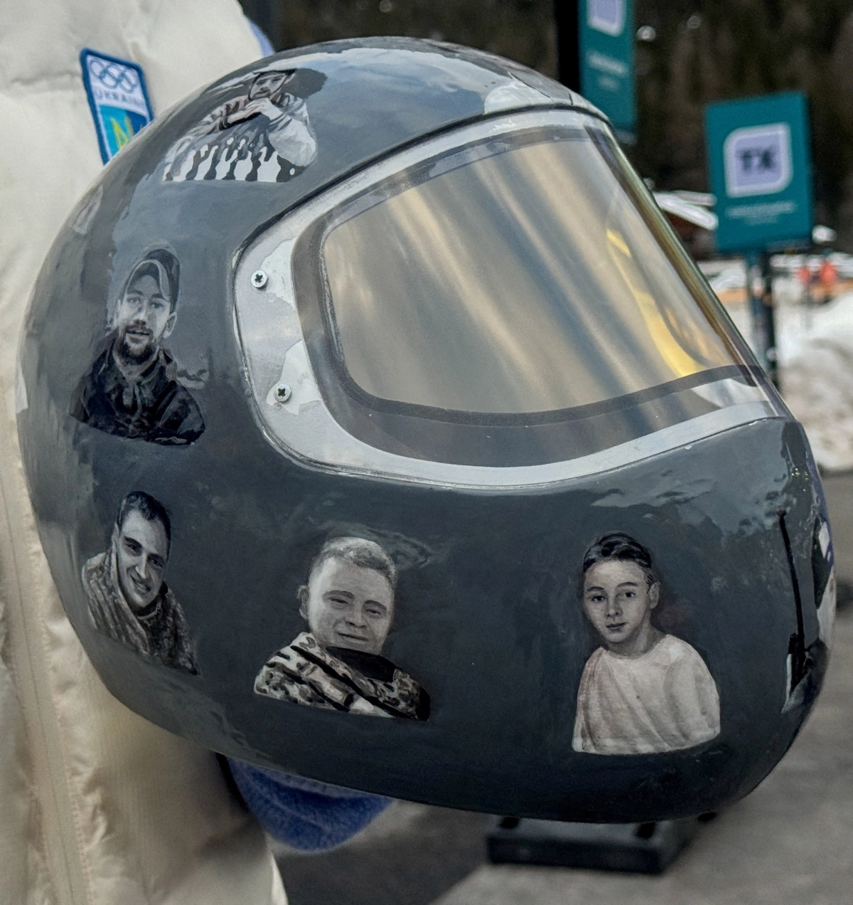 2026 밀라노·코르티나담페초 동계 올림픽 스켈레톤에 출전한 블라디슬라프 헤라스케비치(27·우크라이나)가 착용한 러시아의 우크라이나 침공으로 촉발된 전쟁에서 사망한 동료 선수들의 얼굴이 새겨진 헬멧. 로이터 연합뉴스