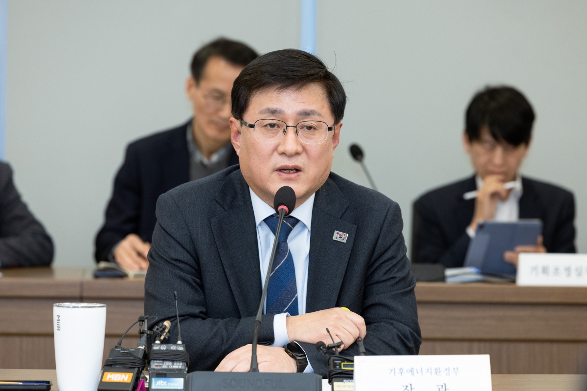 김성환 기후에너지환경부 장관이 9일 정부세종청사에서 진행된 기자간담회에서 전기요금 차등제 취지를 설명하고 있다. 기후에너지환경부