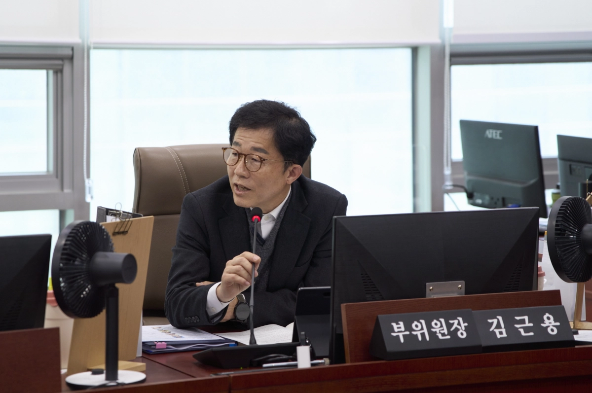 김근용 의원이 9일 상임위 업무보고에서 대상 기관을 상대로 질의하고 있다.(사진=경기도의회)