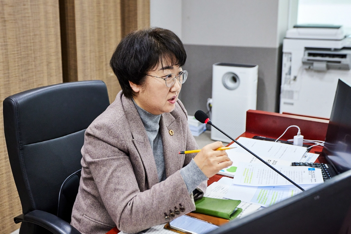 고은정 의원이 9일 상임위 업무보고에서 대상 기관을 상대로 질의하고 있다.(사진=경기도의회)