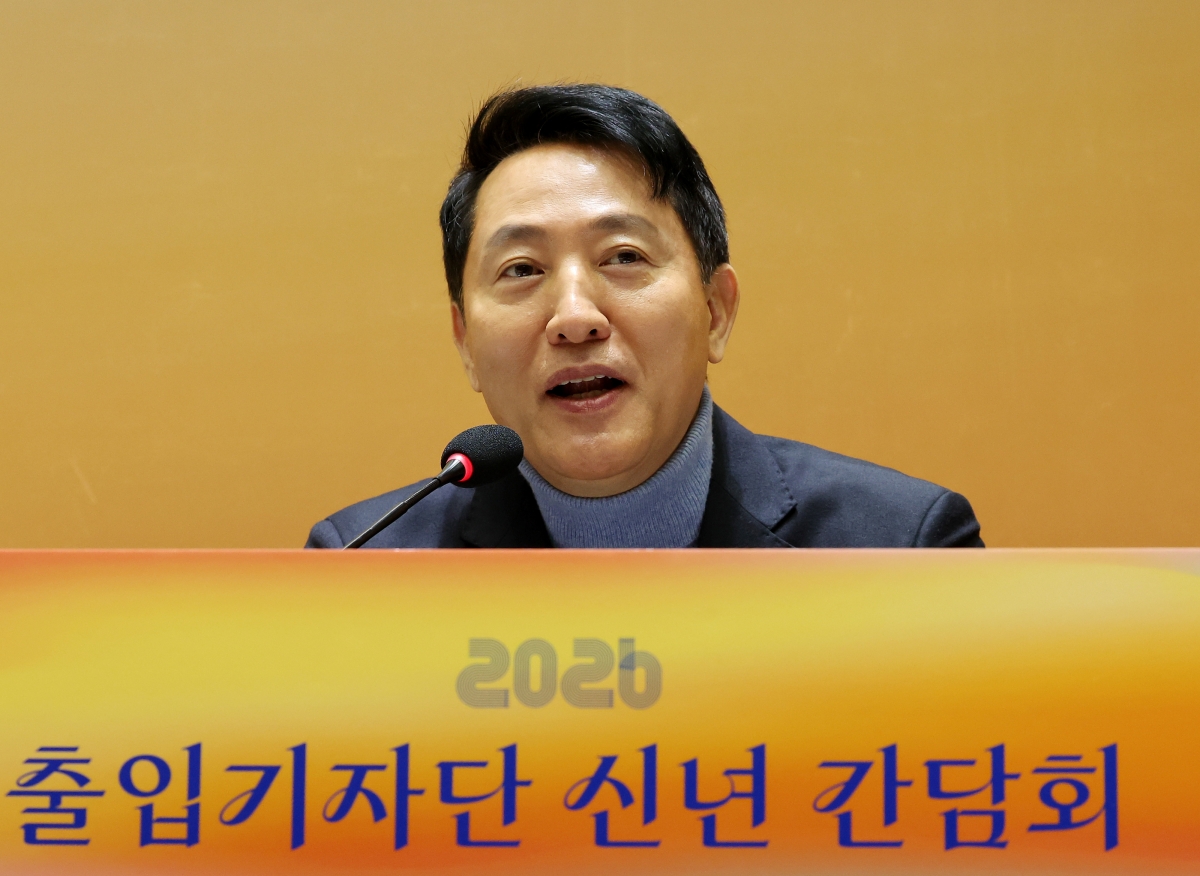 오세훈 서울시장이 10일 서울시청에서 열린 출입기자단 신년간담회에서 인사말을 통해 2026년 시정운영 방향 등을 설명하고 있다.  연합뉴스