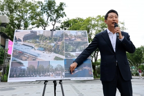 오세훈 서울시장이 지난해 6월 서울 광화문광장에서 6·25 전쟁 유엔 참전국 후손 교류캠프 참가자들에게 인사말을 하며 6·25 전쟁 22개 참전국과 국내외 참전용사들을 기리기 위해 조성될 감사의 정원을 소개하고 있다.  연합뉴스