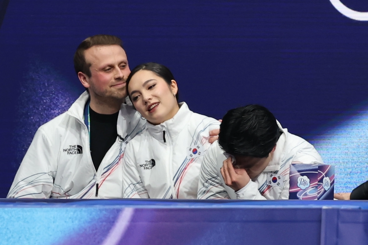 피겨스케이팅 임해나(가운데)와 권예가 10일(한국시간) 이탈리아 밀라노 아이스스케이팅 아레나에서 열린 피겨스케이팅 아이스댄스 리듬댄스 연기를 마친 뒤 키스앤크라이존에서 점수를 확인하고 아쉬워하고 있다. 밀라노 연합뉴스