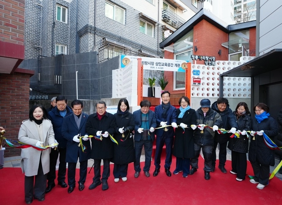 이승로(왼쪽 일곱 번째) 성북구청장이 정릉아리랑시장 상인교육공간 개관을 축하하며 관계자들과 커팅식을 진행하고 있다. 성북구 제공