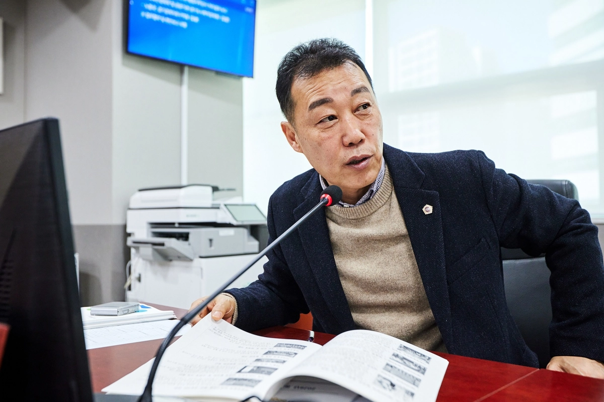 이용호 의원이 9일 경제노동위원회 업무보고에서 사회혁신경제국 대상으로 질의하고 있다.(사진=경기도의회)