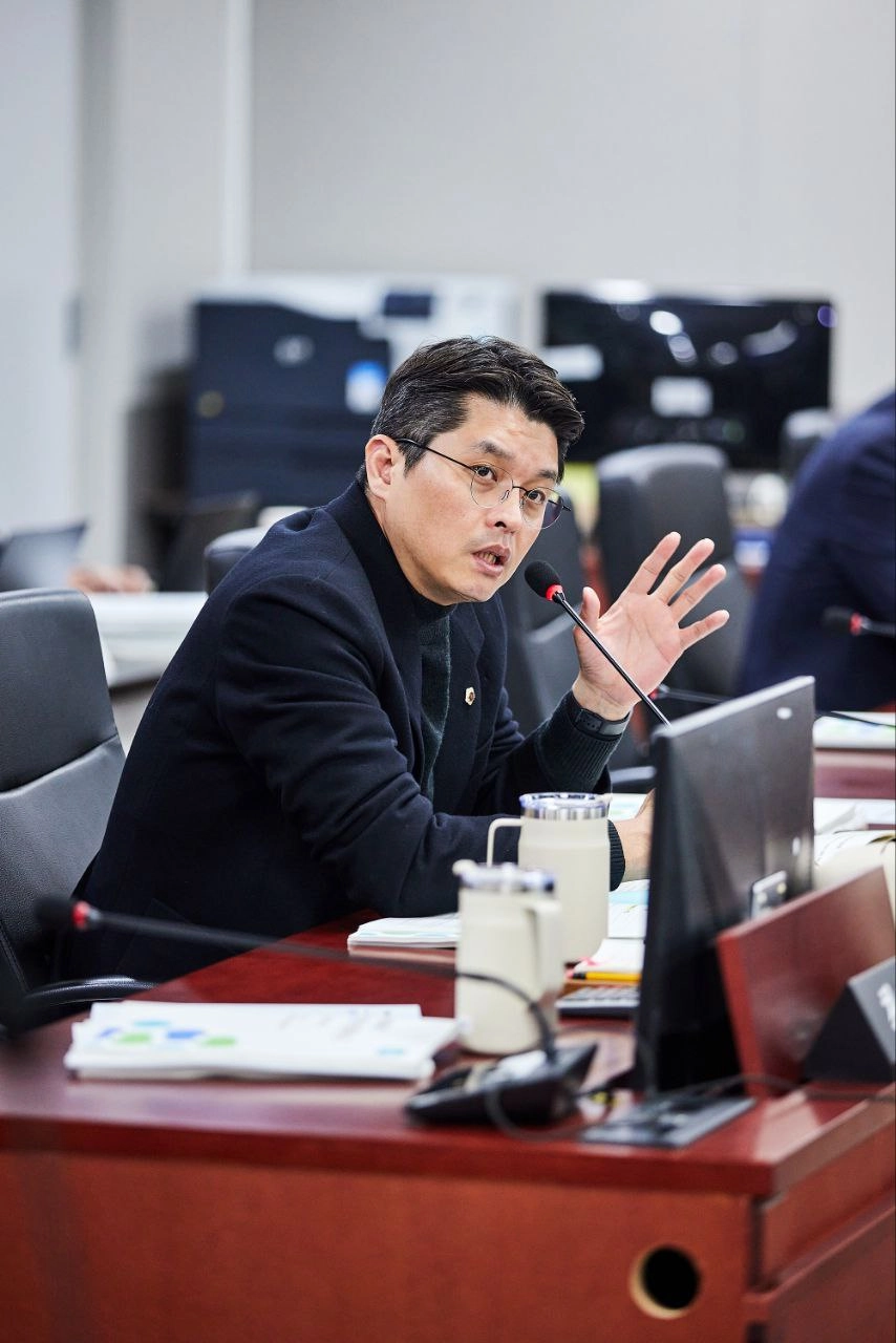 이재영 의원이 9일 진행된 경제노동위원회 노동국 업무보고에서 플랫폼 노동자가 노동 안전 정책에서 소외되는 현실을 지적하고 실질적인 보호 대책 마련을 촉구하고 있다.(사진=경기도의회)