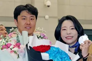 아내에게 은메달 걸어준 ‘사랑꾼’…“나이는 중요치 않아… 다음엔 金”
