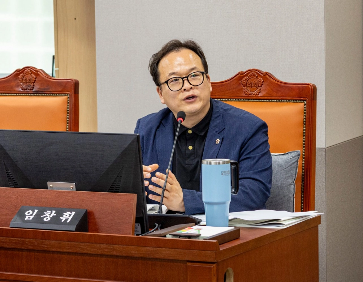 임창휘 의원이 9일 열린 도시개발국 업무보고에서 도내 첨단 산업 형성 과정에서 소외된 광주시를 거점으로 ‘RE100 테크노밸리’ 및 ‘30만㎡ 규모의 데이터 클러스터’ 조성을 촉구하고 있다.(사진=경기도의회)