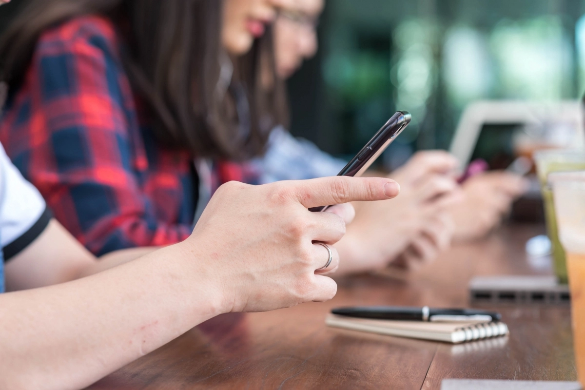 스마트폰 화면에 집중하는 모습. 과도한 화면 노출이 Z세대의 인지 능력 저하를 야기했다는 연구 결과가 나왔다. 123rf