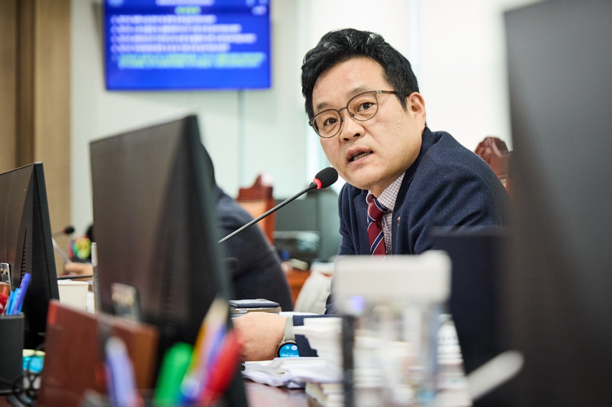 이학수 의원이 9일 상임위 업무보고에서 문화체육관광국 상대로 질의하고 있다.(사진=경기도의회)
