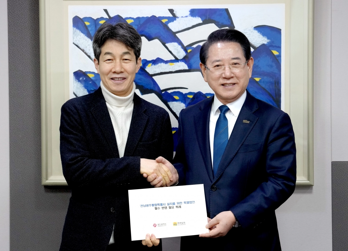 김영록 전남지사가 10일 서울 국회에서 윤건영 국회 법안1소위원장과 면담을 하고 있다.