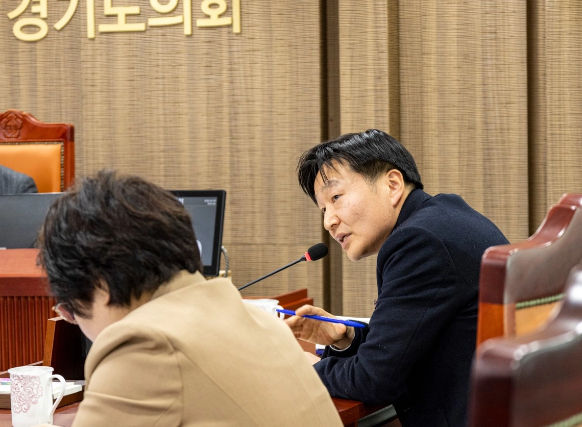 김태희 의원이 9일 제388회 임시회 도시환경위원회 업무보고에서 대상 기관을 상대로 질의하고 있다.(사진=경기도의회)