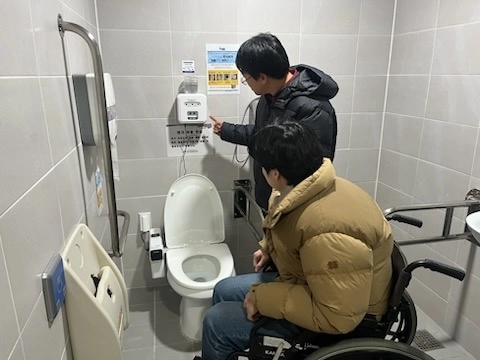 동대문구 용두문화복지센터 장애인화장실에 설치된 로봇변기. 동대문구 제공