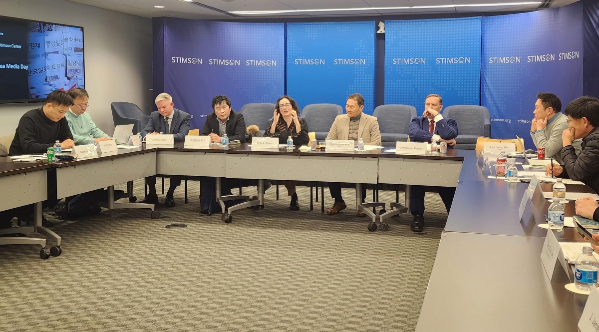 미국 싱크탱크 스팀슨센터 전문가들이 9일(현지시간) 워싱턴DC 사옥에서 한국 특파원들과 간담회를 하고 있다. 연합뉴스
