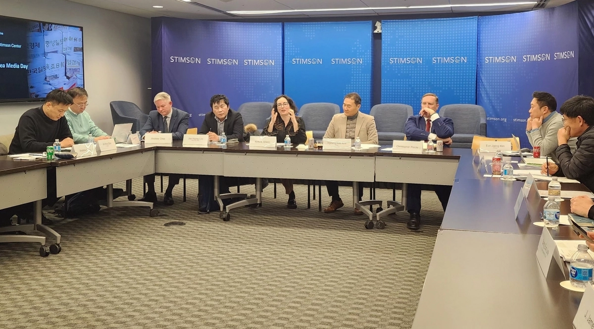 미국 싱크탱크 스팀슨센터 전문가들이 9일(현지시간) 워싱턴DC 사옥에서 한국 특파원들과 간담회를 하고 있다. 연합뉴스