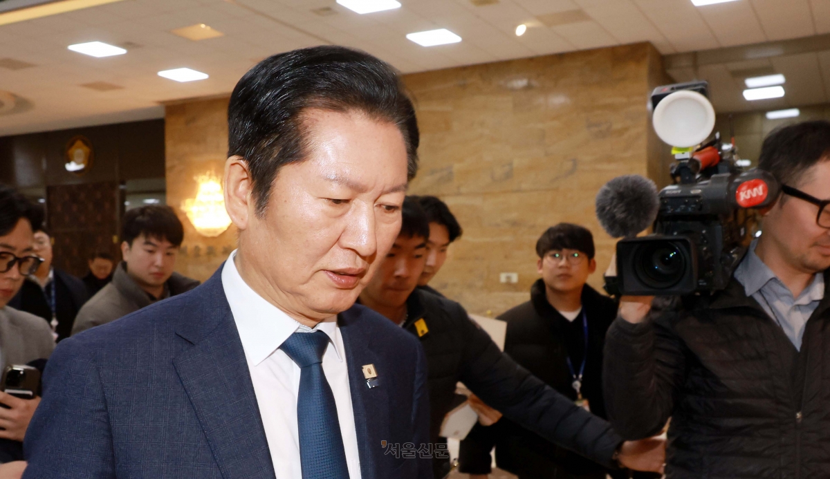 정청래 더불어민주당 대표가 10일 국회에서 조국혁신당과의 합당 논의를 주제로 비공개로 열린 의원총회장을 나오고 있다. 2026.2.10 안주영 전문기자