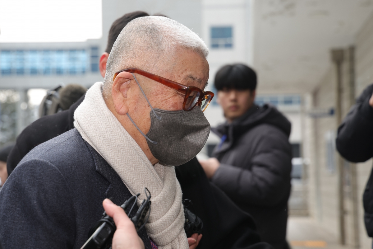 정도원 삼표그룹 회장이 10일 오후 경기 의정부시 가능동 의정부지법에서 선고 공판 출석을 위해 법정으로 이동하고 있다. 2026.2.10 연합뉴스