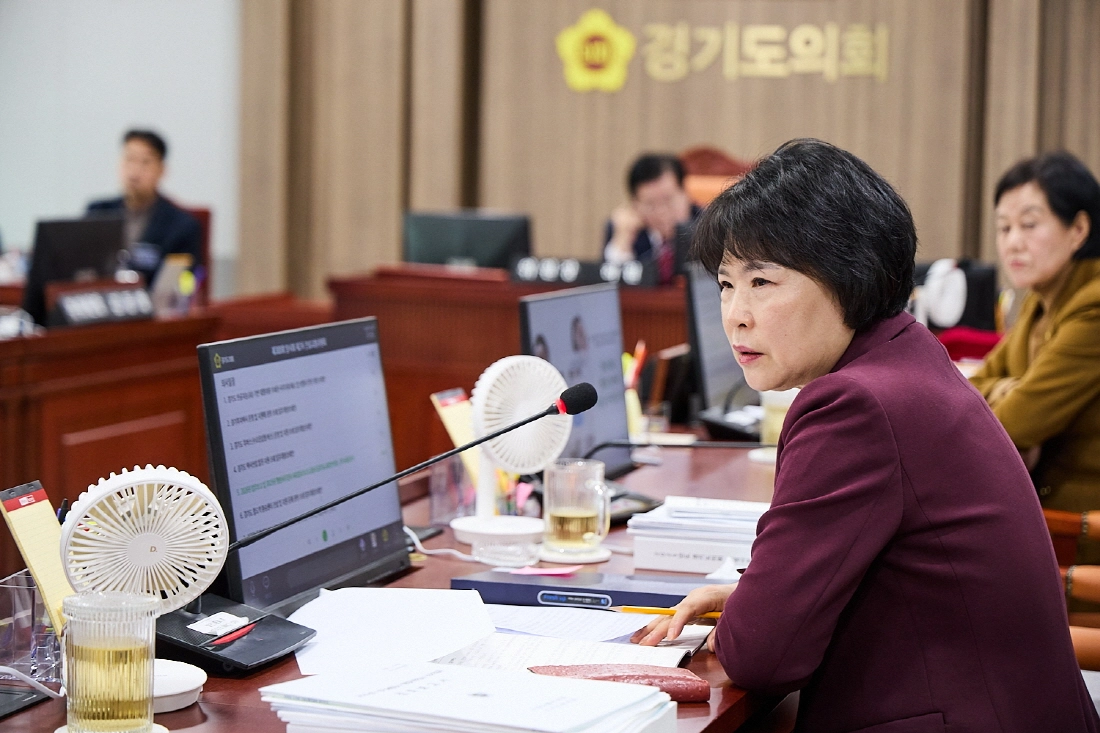 서성란 의원이 9일 상임위 업무보고에서 교통국을 상대로 질의하고 있다.(사진=경기도의회)