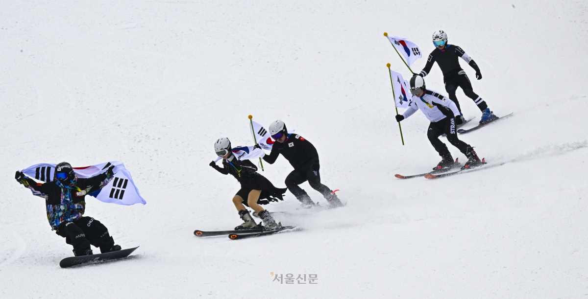 스키어들이 10일 경기 광주시 곤지암리조트 스키장에서 쇼트트랙, 피겨 등 동계스포츠 복장을 차려입고 태극기를 든 채 설원을 활주하고 있다. 2026.2.10 이지훈 기자