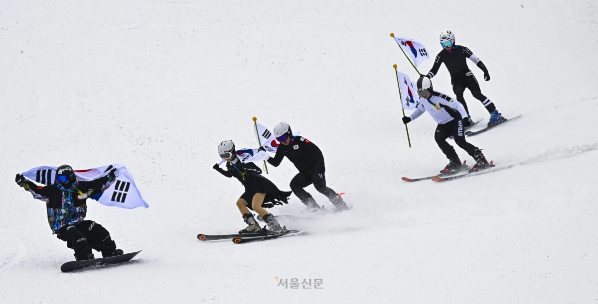 스키어들이 10일 경기 광주시 곤지암리조트 스키장에서 쇼트트랙, 피겨 등 동계스포츠 복장을 차려입고 태극기를 든 채 설원을 활주하고 있다. 2026.2.10 이지훈 기자