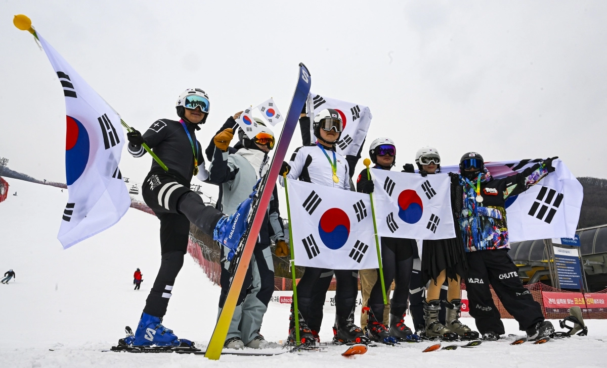 스키어들이 10일 경기 광주시 곤지암리조트 스키장에서 쇼트트랙, 피겨 등의 복장을 차려입고 태극기를 든 채 동계올림픽 국가대표를 응원하는 퍼포먼스를 하고 있다. 2026.2.10 이지훈 기자