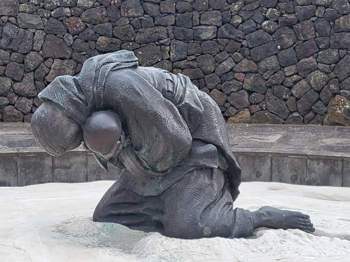 4·3평화공원에 설치돼 있는 조형물. 비설(飛雪)- 희생자 변병생(호적명:변병옥) 모녀의 기념조각. 제주 강동삼 기자