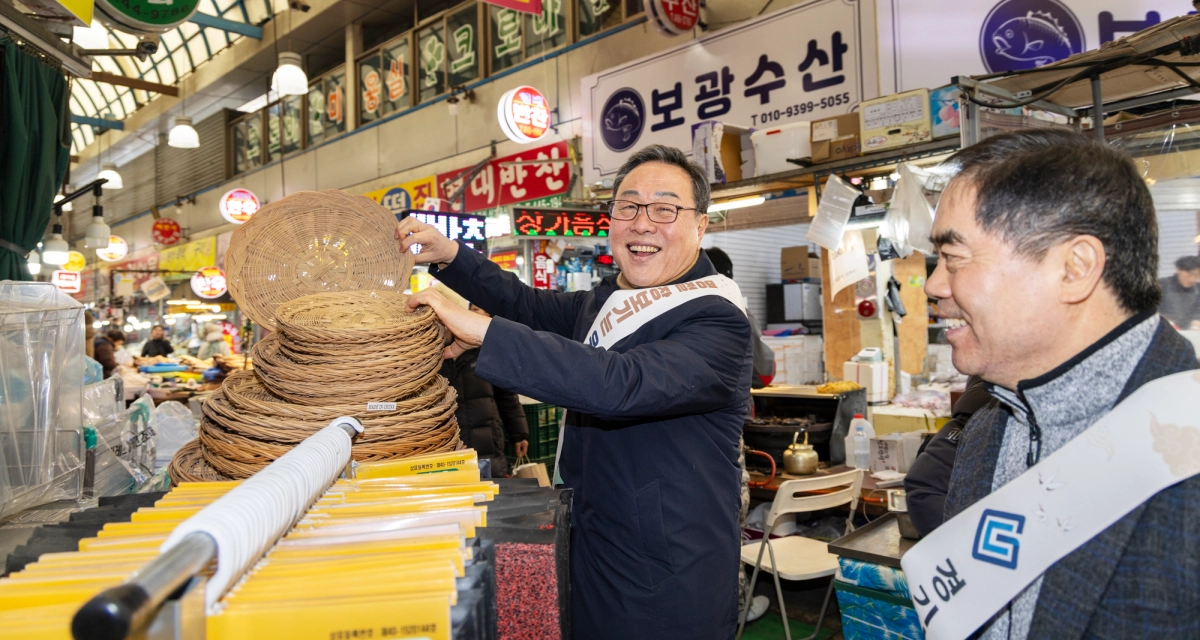 10일 시석중 경기신보 이사장이 안양중앙인정시장에서 장을 보고 있다. (경기신보 제공)