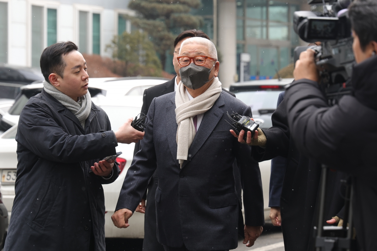 삼표그룹 정도원 회장(가운데)이 10일 오후 경기도 의정부시 가능동 의정부지방법원에서 선고 공판 출석을 위해 법정으로 이동하고 있다.