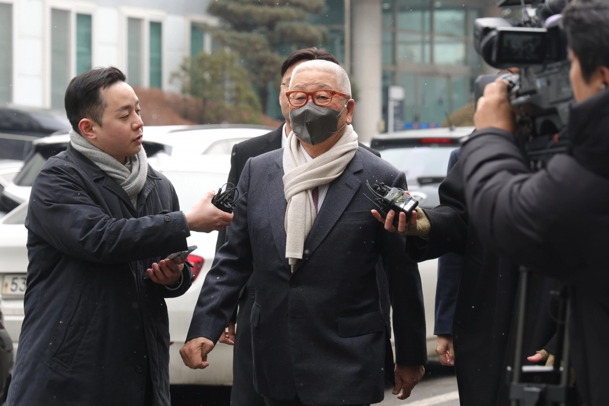 삼표그룹 정도원 회장(가운데)이 10일 오후 경기도 의정부시 가능동 의정부지방법원에서 선고 공판 출석을 위해 법정으로 이동하고 있다.