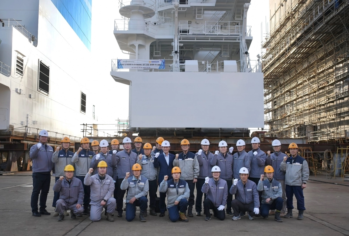 유상철 HJ중공업 대표(두 번째 줄 왼쪽에서 7번째)와 권민철 대선조선 대표(두 번째 줄 왼쪽에서 8번째) 등 양사 임직원이 선박 데크 하우스(Deck House·거주구) 앞에서 기념 촬영을 하고 있다. HJ중공업 제공