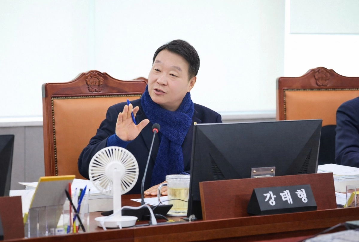 강태형 의원이 10일 열린 경기교통공사 사장 임명후보자 인사청문회에서 후보자의 교통 정책 전문성과 공공기관장으로서의 자질을 집중 점검하며 질의하고 있다.(사진=경기도의회)