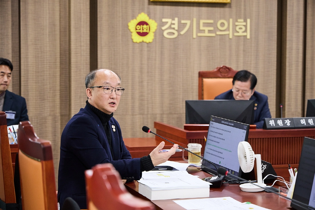 김동영 의원이 9일 열린 상임위 업무보고에서 교통국 대상으로 질의하고 있다.(사진=경기도의회)