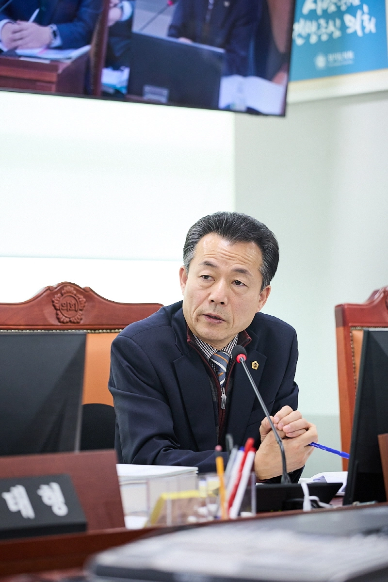 김성수 의원이 9일 열린 상임위 업무보고에서 철도항만물류국 대상으로 질의하고 있다.(사진=경기도의회)