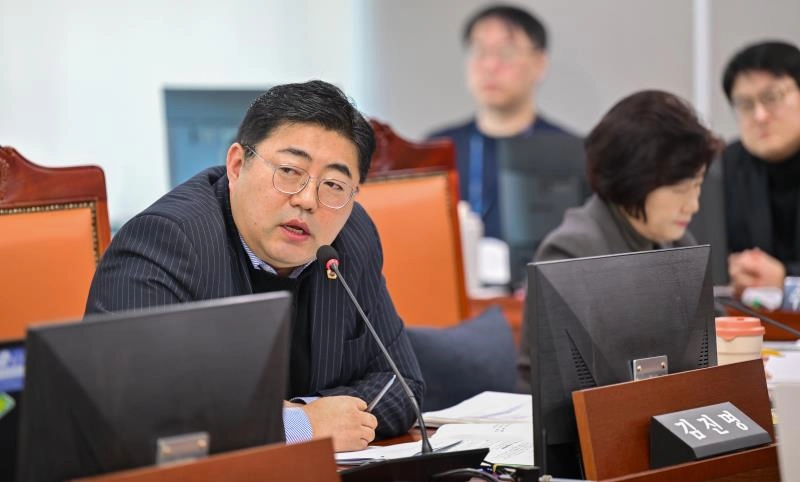 김진명 의원이 상임위 업무보고에서 여성가족국 대상으로 질의하고 있다.(사진=경기도의회)